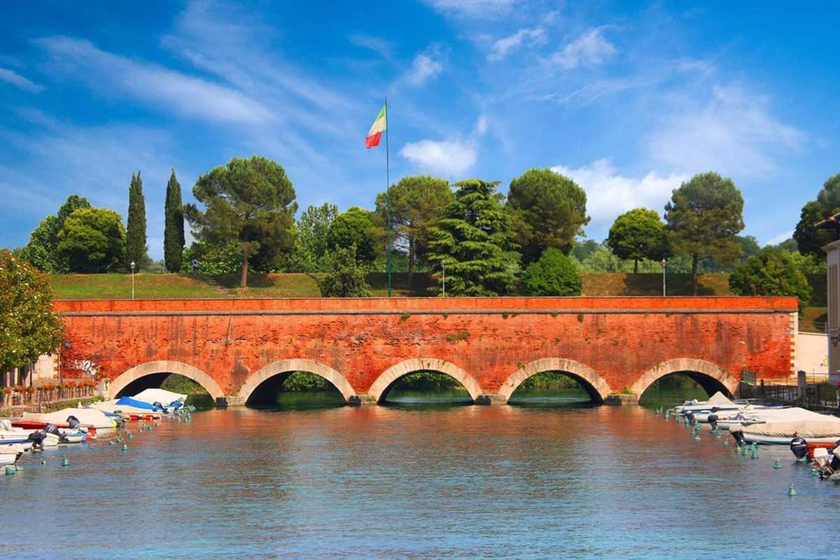 Fiori Sull'Acqua Apartments Peschiera del Garda Bagian luar foto