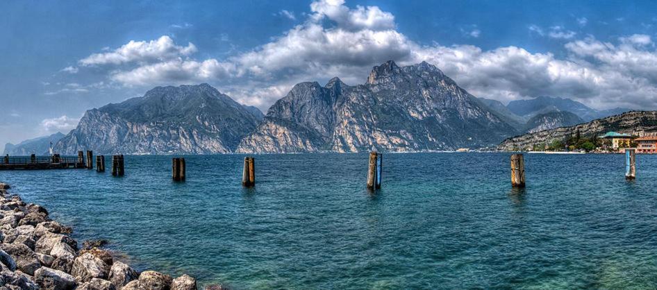 Fiori Sull'Acqua Apartments Peschiera del Garda Bagian luar foto